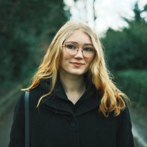 Hallo, ich bin Ruth Eckrich und arbeite seit 2019 im Wahlkreisbüro. Neben meiner Arbeit für Nadine Gersberg studiere ich an der Goethe–Uni: Philosophie, Geographie und Kunstpädagogik auf Lehramt. Meine Aufgabenfelder sind sowohl inhaltlicher als auch administrativer Art; ich betreibe z. B. Recherche zu Initiativen, schreibe Texte für den Newsletter oder plane Veranstaltungen... An meiner Tätigkeit gefällt mir besonders, dass ich mich mit Themen auseinandersetzen kann, die mir selbst ein Anliegen sind, wie etwa Gleichstellung und Kinderschutz.